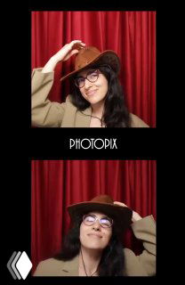 Фото из корейской фотобудки: портретная вертикальная полоса с девушкой в шляпе и очках на фоне красной занавески, атмосферный кадр.