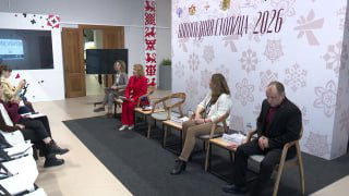 Панельная презентация новогодней программы в Рязанском Кремле: три ведущих и участники сидят на сцене перед баннером «Новогодняя столица 2026».