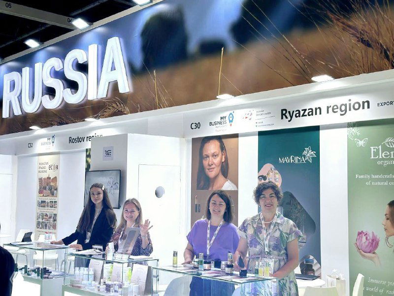 Стенд Рязанской области на международной выставке в Дубае: представители региона показывают образцы рязанской косметики.