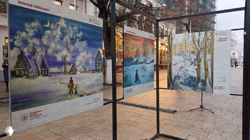 Панели с картинами зимних пейзажей и сказочных образов, выставленные на улице Почтовой в Рязани — уличная экспозиция работ.