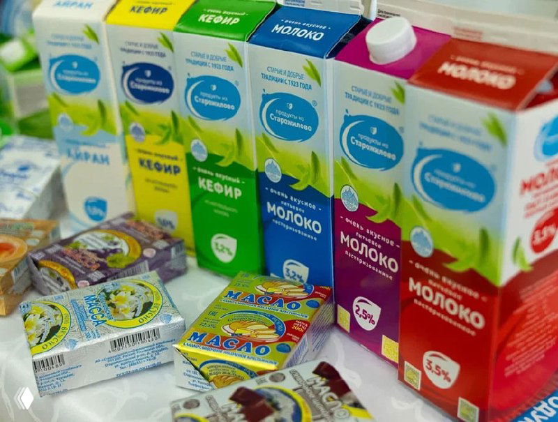 Разнообразная молочная продукция в упаковке — молоко, кефир и йогурты от Старожиловского комбината и других производителей, выставленная на столе.