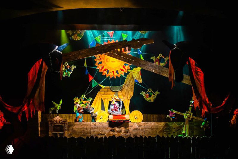 Сцена красочного спектакля Рязанского театра кукол с яркими декорациями, кукольными персонажами и сценическим освещением во время постановки «Конёк-Горбунок».
