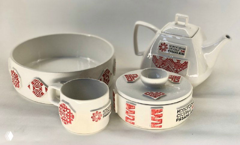 Белая скопинская керамика с красным народным орнаментом и надписью «Новогодняя столица 2026», групповой вид подарочных предметов