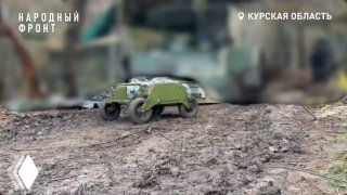 Фото автоматизированной платформы «Скаут» на грязевой местности во время испытаний; видно шасси и проходимость.