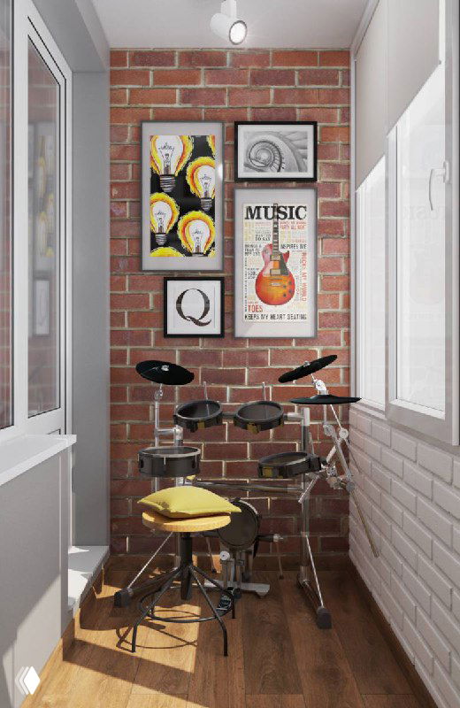 Узкое помещение с кирпичной стеной и музыкальной установкой, на стене набор постеров и афиш в рамках, выразительный и творческий интерьер.