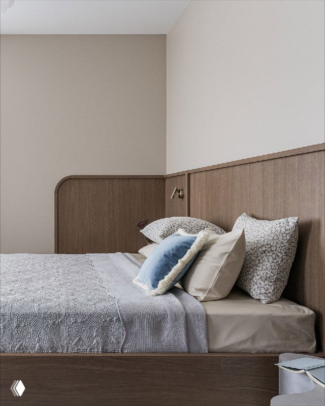 Кровать на заказ из шпонированного МДФ с мягким изголовьем, многослойные подушки и постель в пастельных оттенках, отражающие вдохновение работами Моне.