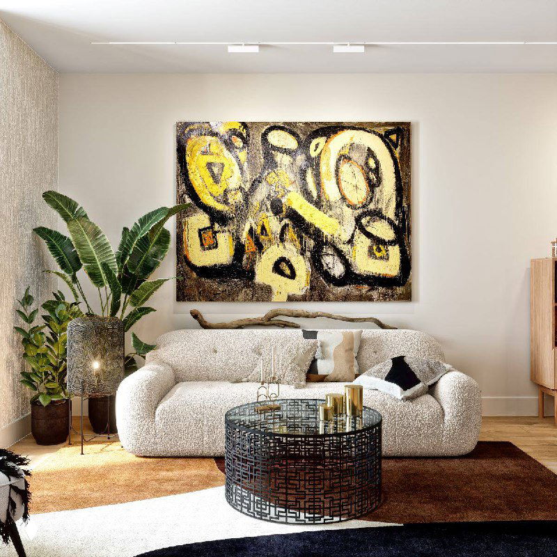 Гостиная с текстурированным светлым диваном и крупной абстрактной картиной тёплых тонов над ним, растения и журнальный стол создают уют.