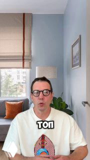 Мужчина в комнате на фоне дивана, окна, торшера и картины — иллюстрация атмосферного интерьера и советов по дизайну.