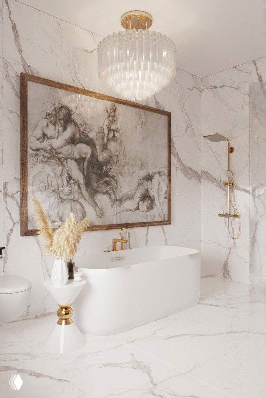 Роскошная мраморная ванная с отдельно стоящей ванной и большим графическим рисунком в раме над ванной, золотые смесители и элегантный декор.