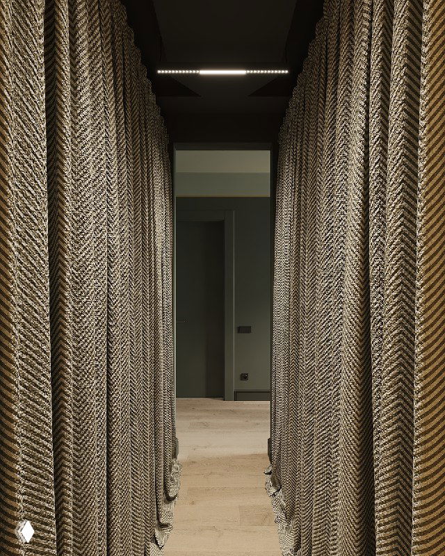 Узкий проход с тяжелыми текстильными шторами и деревянным полом, создающий ощущение уединения и продолжение лесной темы в интерьере.