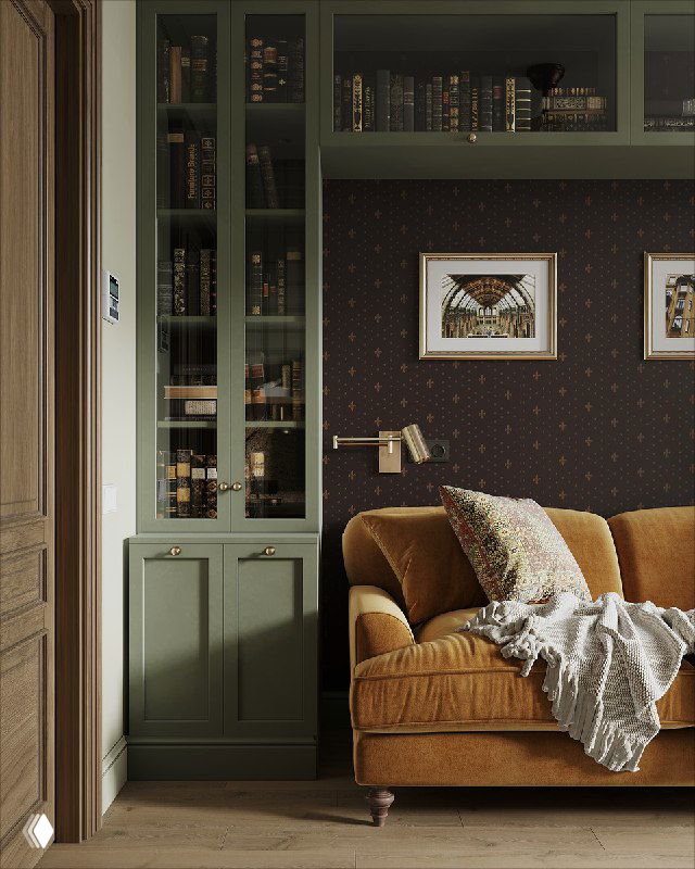 Уютная гостиная-зона с горчичным диваном, зелёным встроенным стеллажом, рамками на стене и тёплым деревянным полом.