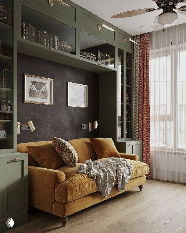 Вид интерьера: горчичный диван у книжного шкафа с фасадами, большие окна с тюлем и тяжёлыми шторами, натуральные текстуры.