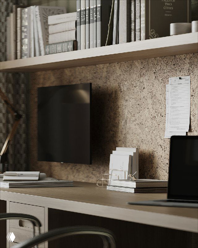 Деталь рабочего стола: пробковая панель для заметок, аккуратно сложенные бумаги, угол монитора и организованные канцелярские предметы.