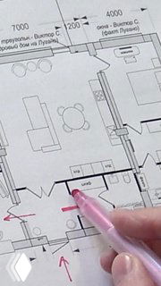 Чертёж планировки квартиры с пометками и стрелками; палец указывает предполагаемое место скрытой стиральной машины и санузла.