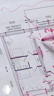 Чертёж планировки с розовыми пометками дизайнера; показаны ванная, душевая между комнатами, тамбур и смежные помещения.
