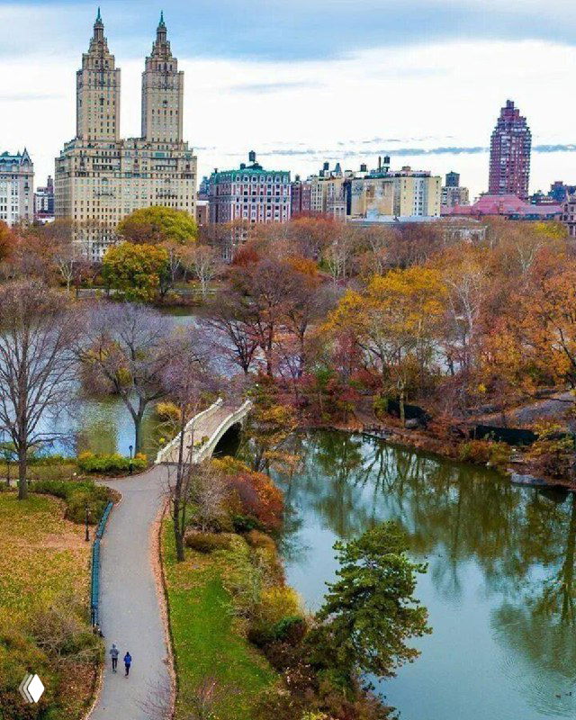 Осенний вид Центрального парка Нью‑Йорка с аллеями и водной гладью на заднем плане — референс атмосферы для проекта "Осень в Нью‑Йорке".