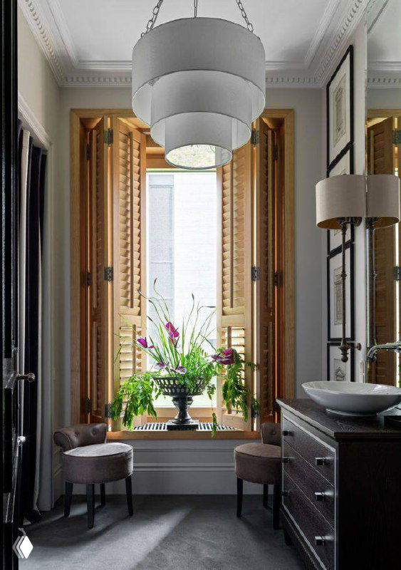 Деревянные ставни и рама с декоративными элементами, окно в коридоре с подвесным светильником — элегантный интерьерный приём вместо штор.