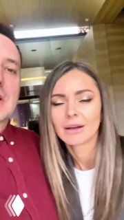 Кадр из видео мастер-класса: автор и участница в коридоре показывают работу над планировкой студии — кадр с двумя взрослыми людьми и интерьером на заднем плане.