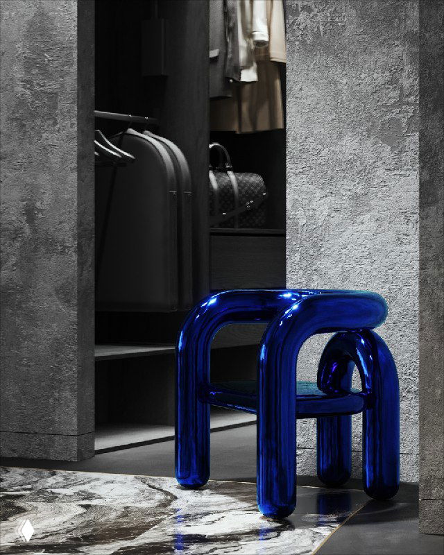 Синий дизайнерский стул в тёмной прихожей: блестящая форма на фоне грубой серой штукатурки и плитки под камень, акцент проекта.