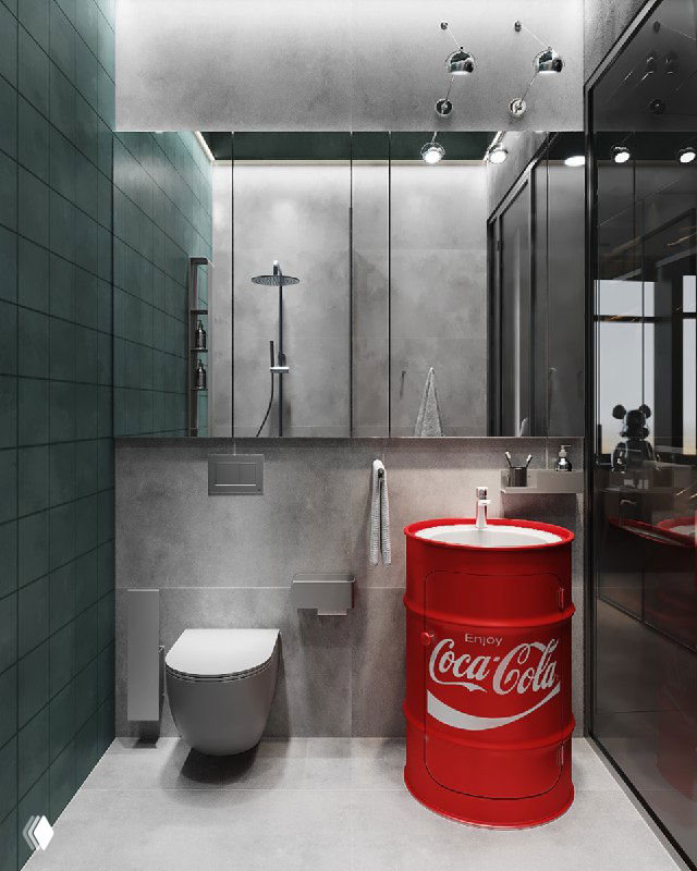 Минималистичная душевая комната с бетонными стенами, зеркалом и ярко‑красной раковиной‑бочкой с логотипом напитка на фоне интерьера проекта.
