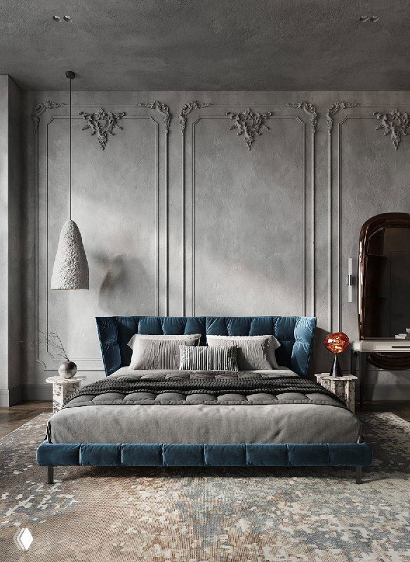 Кровать кинг-сайз с обнимающим изголовьем на фоне декоративной ажурной лепнины, с прикроватными столиками и бра в элегантной спальне проекта.