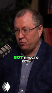 Крупный план мужчины в очках у микрофона, кадр из подкаста о приемке квартир; тёмный фон и зелёная текстовая надпись поверх изображения