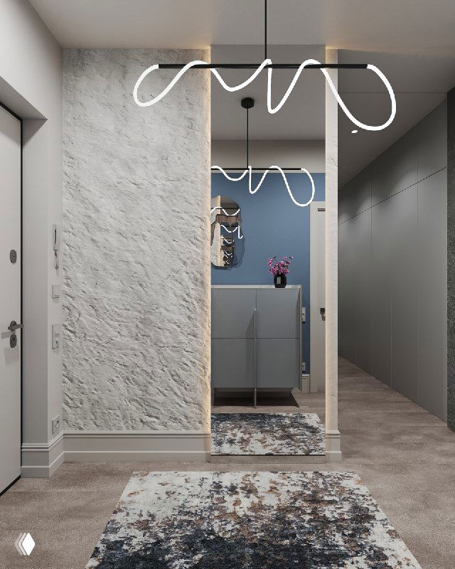 Большое зеркало во весь рост с подсветкой напротив текстурной декоративной штукатурки, в отражении видна синяя стена и комод.