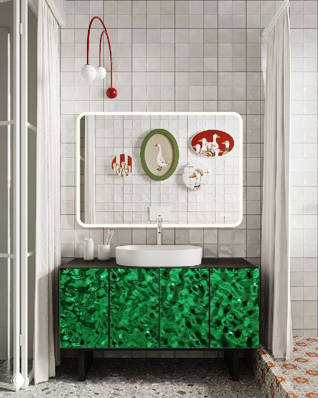 Ванная комната с ярко-зелёной малахитовой тумбой под раковину, большим зеркалом в резной голубой раме и белой квадратной плиткой на стене.