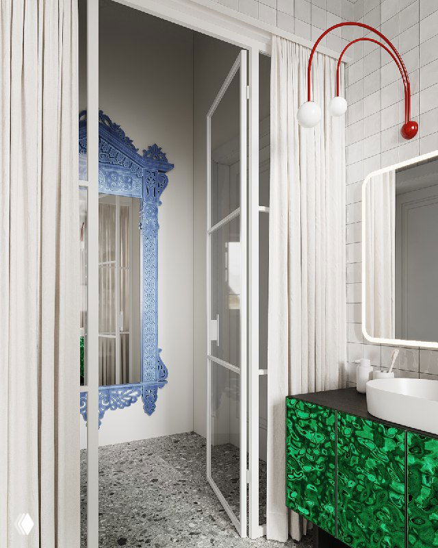 Вид через дверной проём на уютный коридорчик с резным голубым зеркалом — ощущение окна в зимний лес и связующая композиция с ванной.