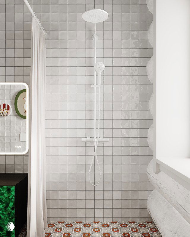 Душевая зона с белой потолочной лейкой душа, белая плитка и фрагмент пола с орнаментом в русском стиле, объединяющие традицию и современность.