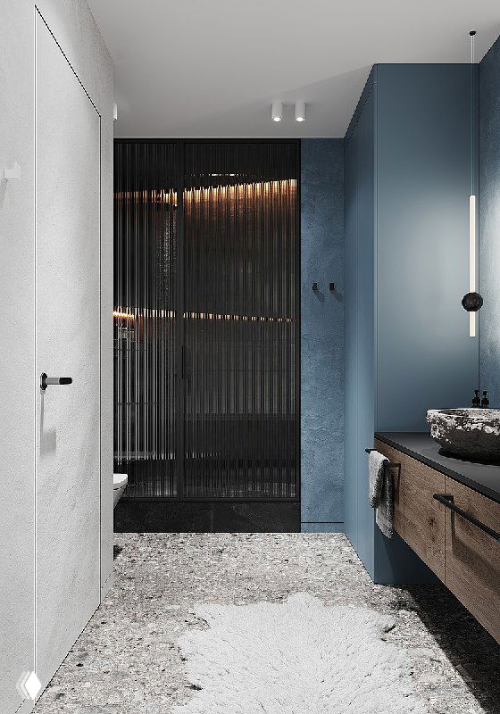 Коридорная часть ванной с деревянной тумбой и рифлёным стеклом; сочетание синих стен, дерева и камня создаёт атмосферу скалистых вершин.