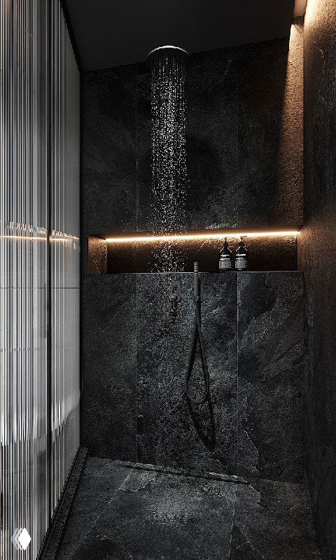 Чёрная душевая с имитацией скальной поверхности и верхним душем — эффект водопада на фоне подсветки и тёмной текстурированной плитки.