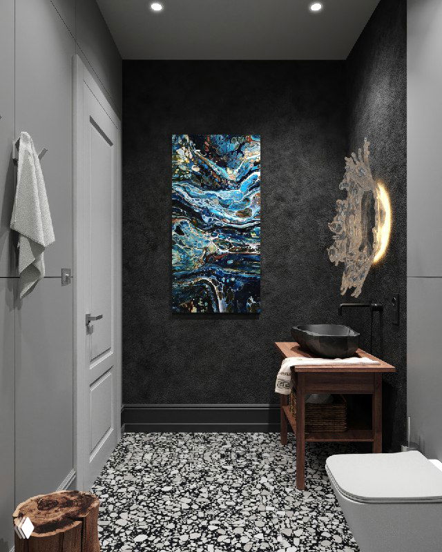 Вид от двери: панно над тумбой, текстурная черная стена и зеркало‑бра напоминающее застывшие брызги, деревянная тумба и каменная раковина.