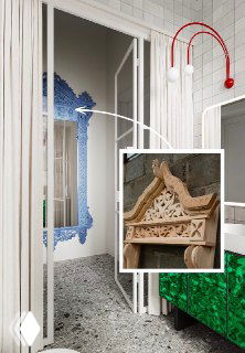 Детальный снимок резного наличника и отделки коридора в бревенчатом доме: деревянная резьба готовится к покраске и установке зеркала.