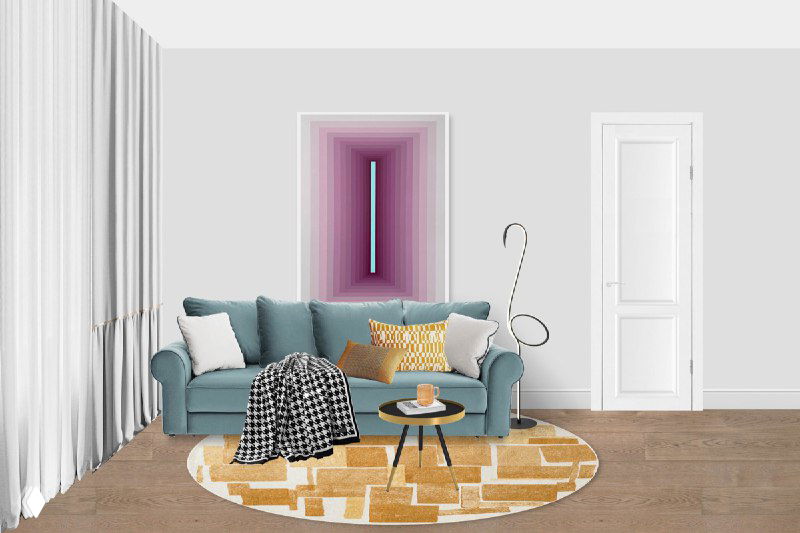 Гостиная с бирюзовым диваном, жёлто‑белым абстрактным ковром и вертикальной пурпурной картиной на светлой стене — кадр для сторис и портфолио.