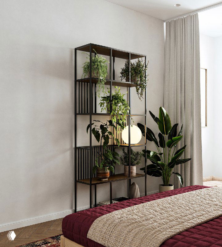 Металлическая открытая полка у кровати с живыми комнатными растениями, декоративными предметами и лампой на фоне светлой стены и длинных штор.
