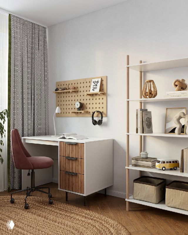 Рабочая зона с белым столом, деревянной перфорированной панелью для хранения, открытыми полками, декором и мягкими текстурами.