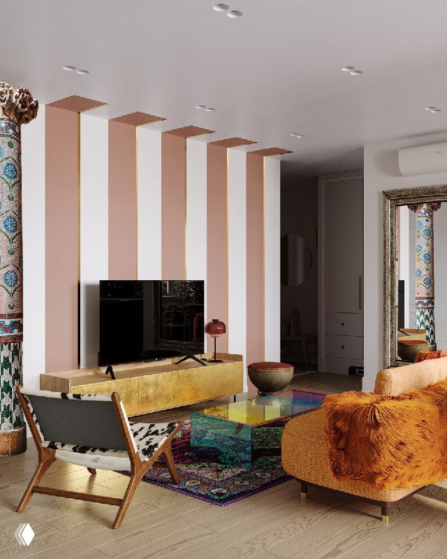 Вид гостиной с оранжевым диваном, телевизионной зоной, вертикальными розово-белыми полосами на стене и мозаичной колонной у прохода.