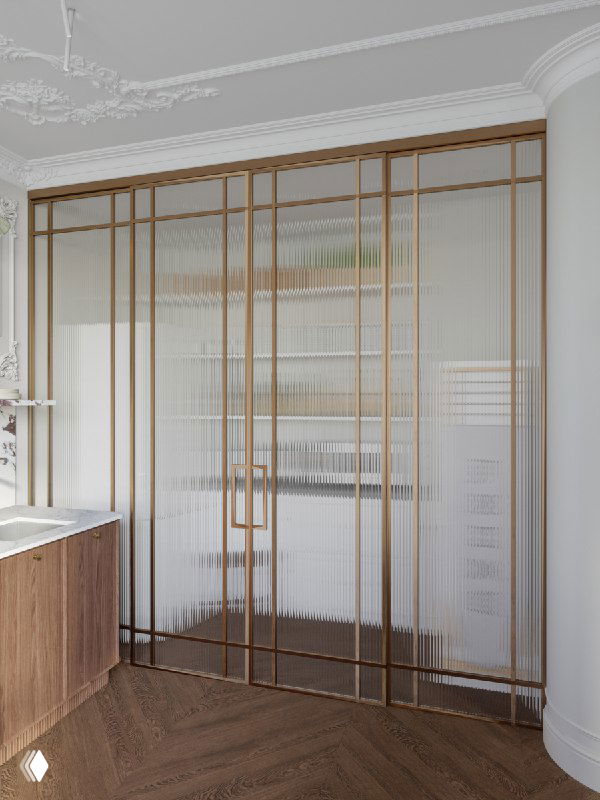 Маленькая кухня: тот же укромный уголок, перегородка с рифлёным стеклом и тонкой золотой рамой — створки закрыты, вид фасада интерьера.