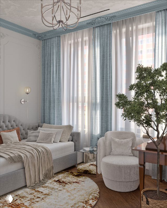Окно спальни с длинными струящимися шторами и полупрозрачными занавесями, у окна стоит мягкое кресло и заметно комнатное растение, усиливающее уют.