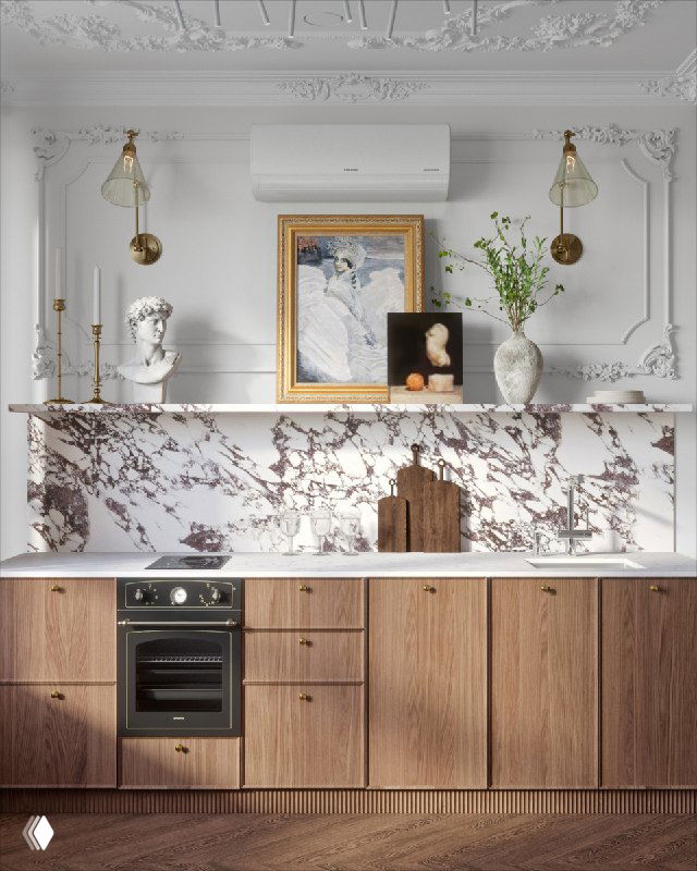 Светлая кухня в стиле неоклассика: деревянные шкафы, мраморный фартук с контрастными прожилками и рама с картиной над рабочей зоной.