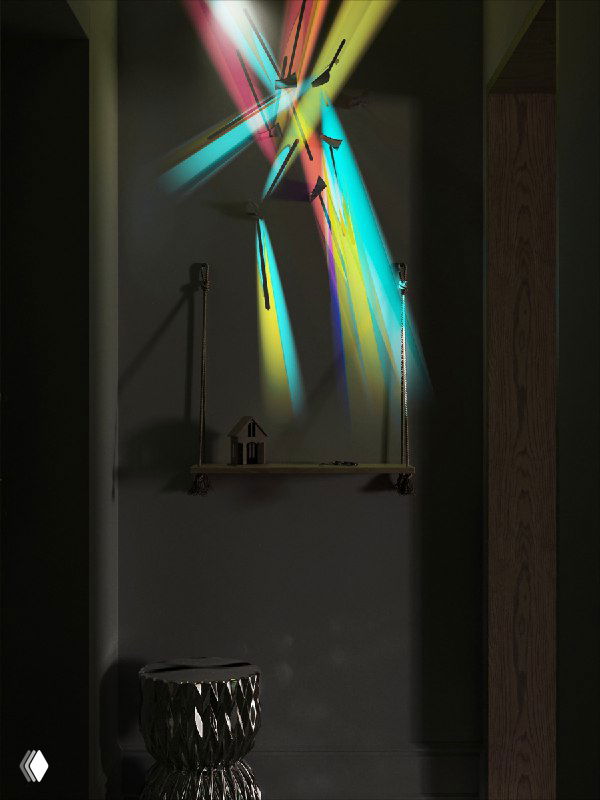 Прихожая в полумраке: разноцветные лучи от кубиков дихроичного стекла проецируются на стену, создавая яркий вау‑эффект, игру цвета и глубину пространства.