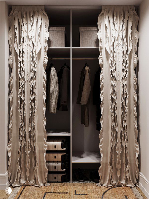 Шкаф для одежды за декоративной шторой: видны полки, коробки и подвесные вещи — практичное скрытое хранение, смягчающее геометрию прихожей и экономящее бюджет на фасады.