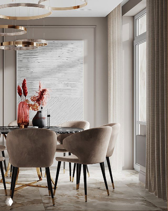 Вид на столовую зону с мягкими креслами и большой текстурной картиной на стене; акценты красных декоративных веток в вазе и нейтральная палитра в интерьере.