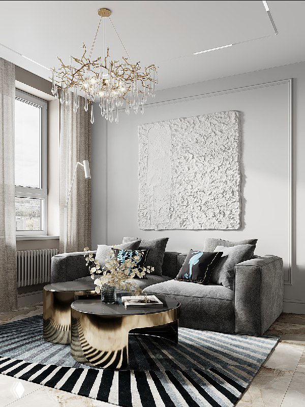 Интерьер гостиной проекта «Основа»: серый диван с синими подушками, ковёр с радиальным узором, журнальный столик в чёрно‑золотой гамме и люстра в виде коралла.