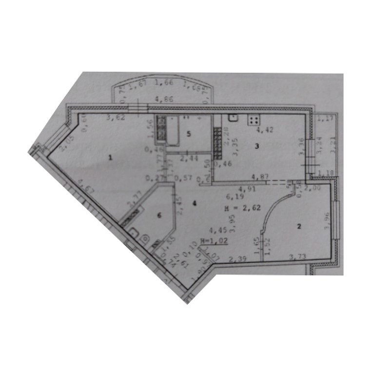 Чёрно‑белый план квартиры с размерами и стенами — исходная планировка до перепланировки, показаны перегородки и обозначения помещений на плане.