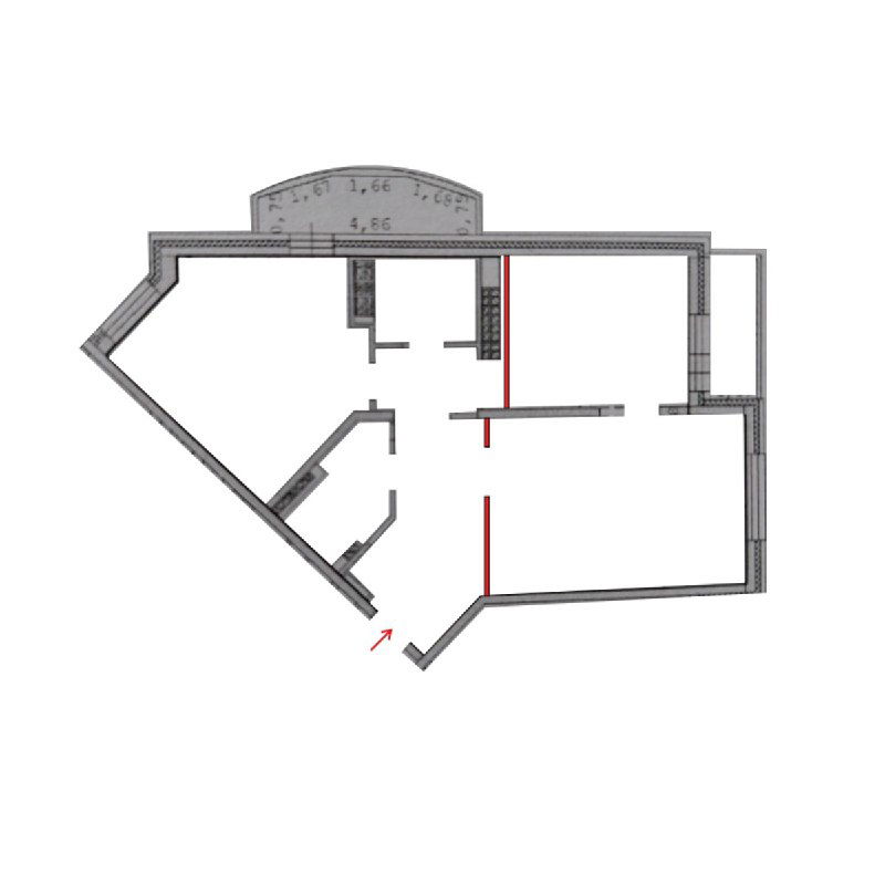 План с пометками: красные линии и стрелка указывают демонтаж перегородки и перемещение входа; схема демонстрирует предлагаемые изменения конструкции.