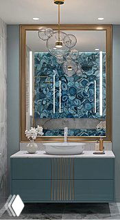 Вид на личную ванную: крупное панно из керамогранита в насыщенных морских оттенках за ванной, зеркало в золотой раме, люстра и сантехника.