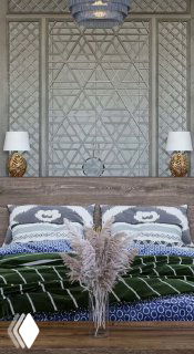 Кровать в спальне проекта: резная деревянная перегородка в русском стиле, текстиль, настольные лампы и декоративные сухоцветы.