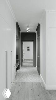 Светлая прихожая с длинным коридором, нишей с деревянной резной скамьей, декоративным подсветом и зонированием цветом.